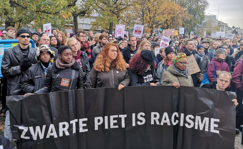 Amsterdam - Zwarte Piet Parade - Girl's Pants Falling Down…